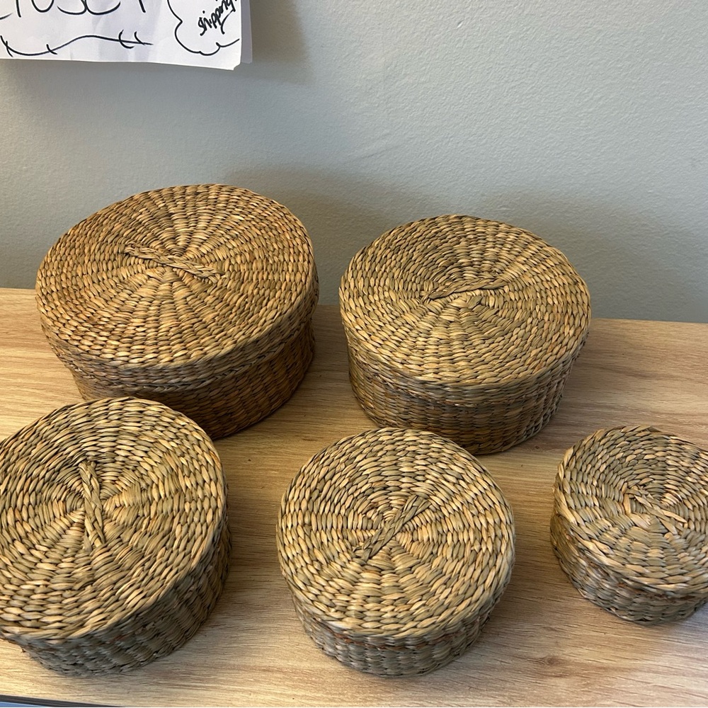 Woven Seagrass Round Lidded Storage Baskets (Stacks within one another Set of 5)